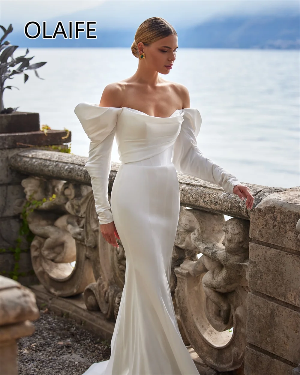 Plaża Off Shoulder satynowa plisowana suknia ślubna z odkrytymi plecami bufiaste rękawy długie suknie ślubne z sądem dostosowane