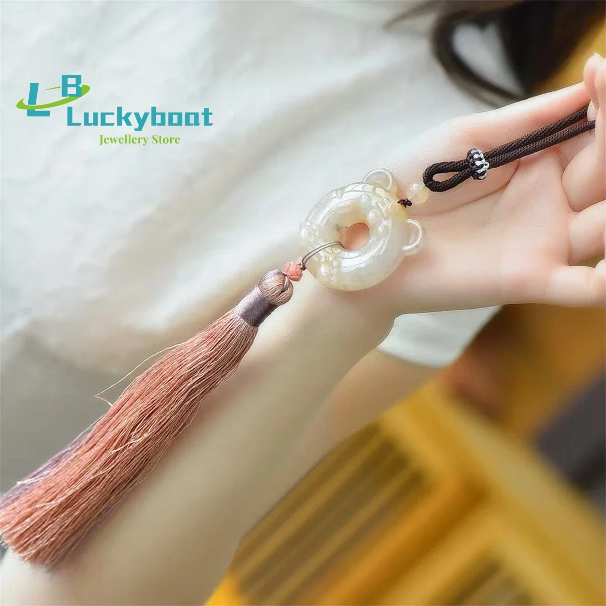 

Подвеска из натурального золотистого шелка с нефритом «Тигр и сила жизни». Простая и универсальная модная и изысканная для мужчин и женщин.