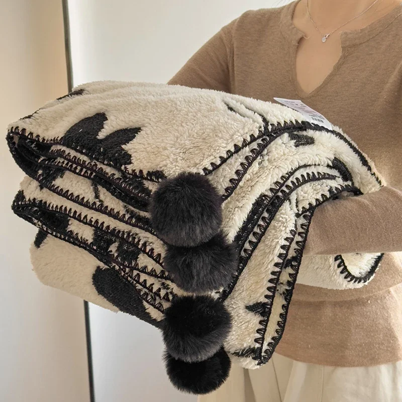Classical Black and White Printed Blanket Nordic Contrasting Velvet Blankets with Wool Balls Office Sofa Shawl Cushion for Nap