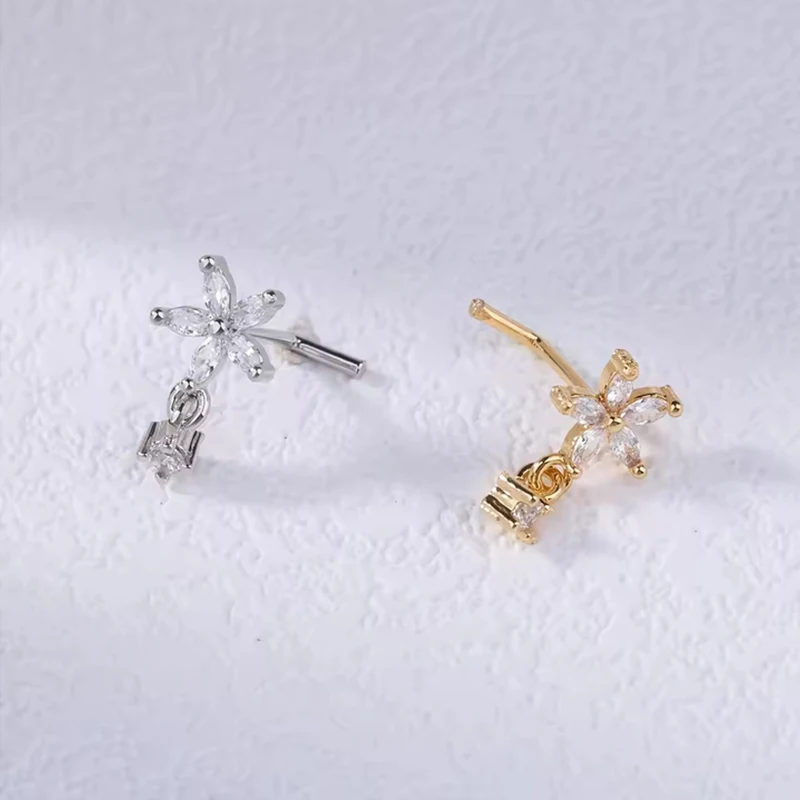 1 L-förmiger Nasenring mit fünfblütigem Blumenanhänger | Edelstahl, hypoallergen, Goldstahl, Y2k-Stil – Detail 3