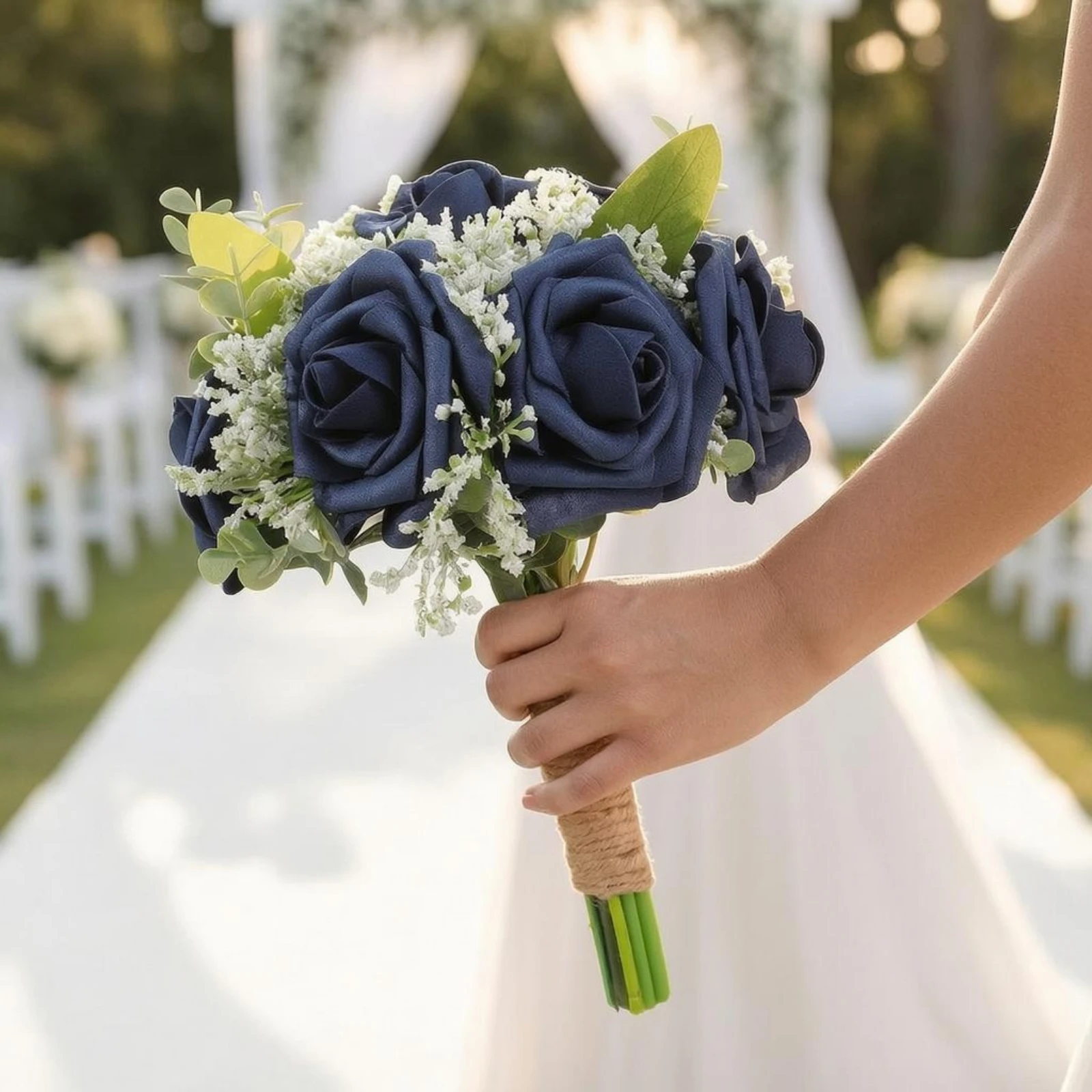 Bouquet de roses noué à la main, fleurs blanches d'appoint, décoration de bouquet de mariage, article compact et léger pour les mariées