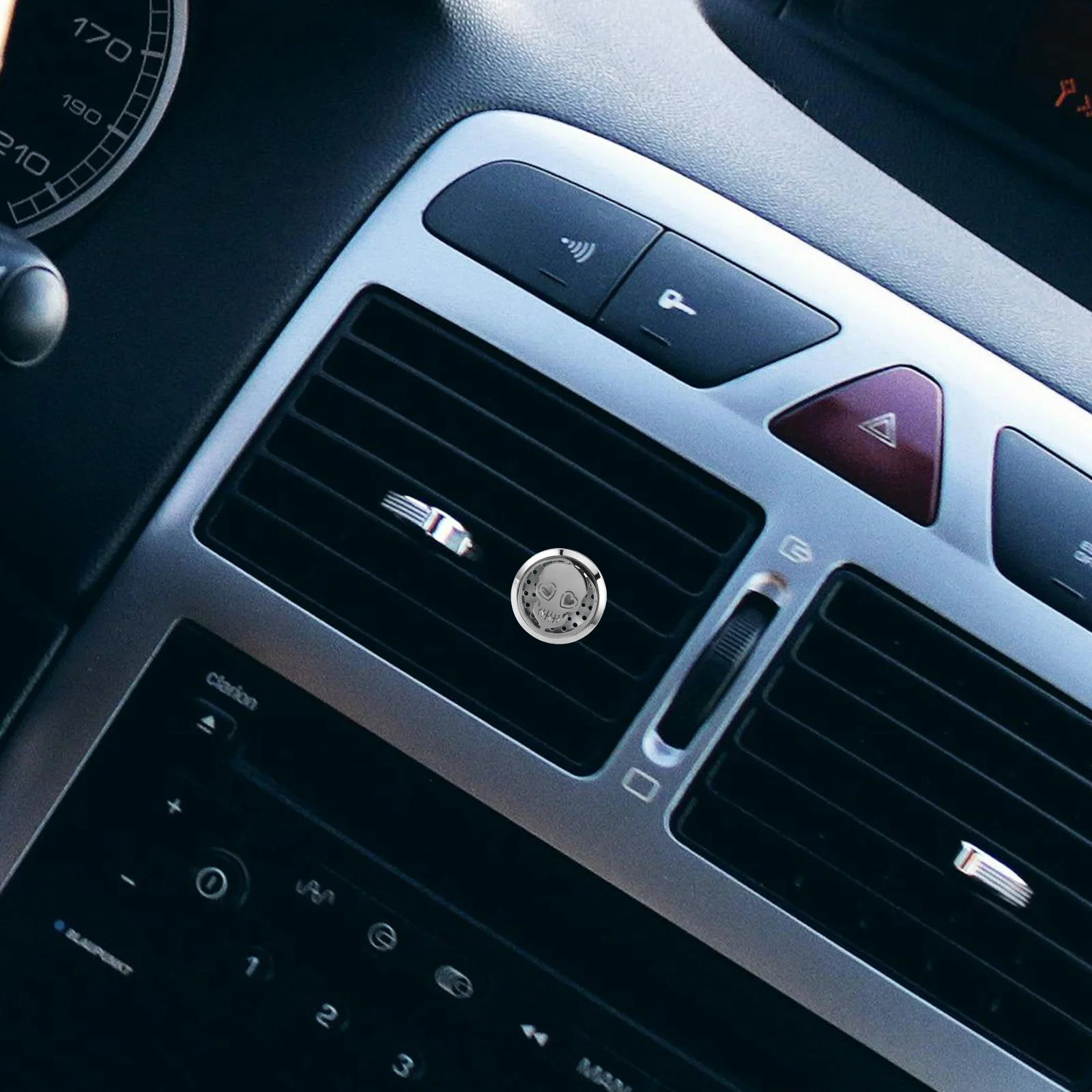 

Car Vent Diffuser Clip Skull Design Stainless Steel Scent Holder for Car Air Outlet Aroma Ornament with Replaceable Fragrance