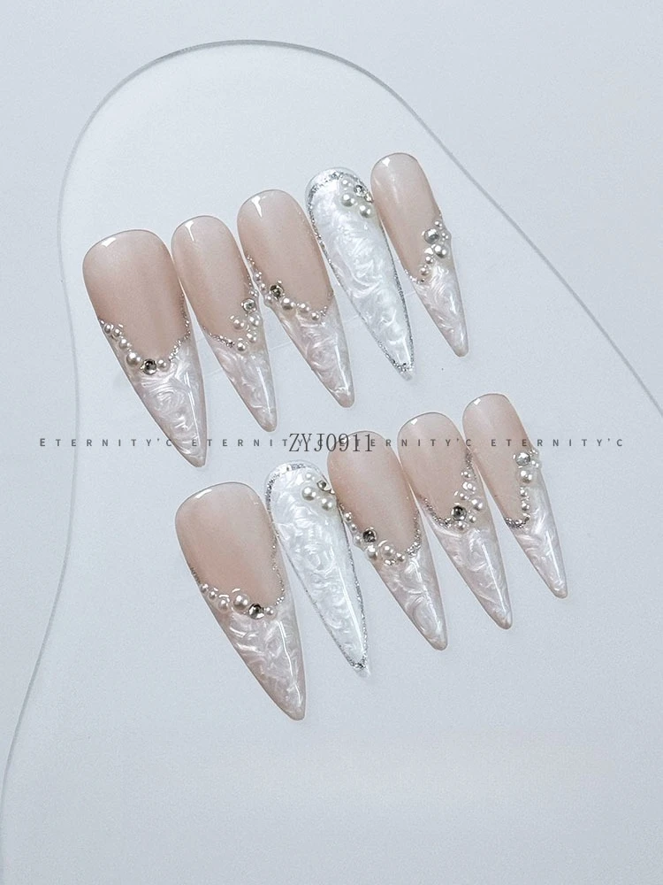 Perlmutterfalter mit Strasssteinen, Nagelkunst, mit Nagelschale und Gewinde, glänzend, hautfarben, französisch, handgefertigt