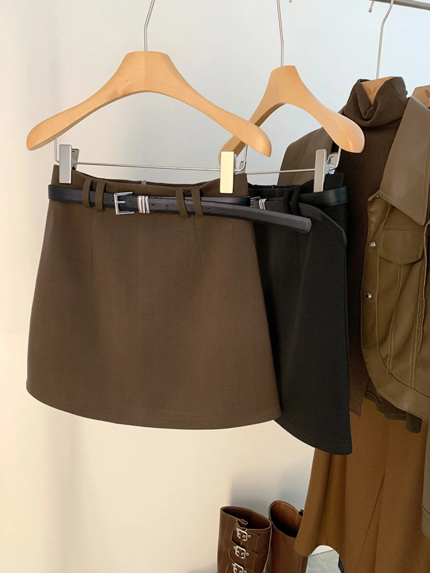 

Женская шерстяная юбка большого размера коричневого цвета, новая весенняя модель, А-силуэт, с поясом на талии, длинная, в стиле ретро, не деформируется, на подкладке