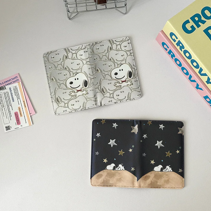 Snoopy ผู้ถือหนังสือเดินทางแฟชั่นผู้ชายผู้หญิงหนัง Pu อุปกรณ์เสริมการเดินทาง ID บัตรเครดิตเอกสารหนังสือเดินทางกระเป๋าสตางค์กระเป๋า