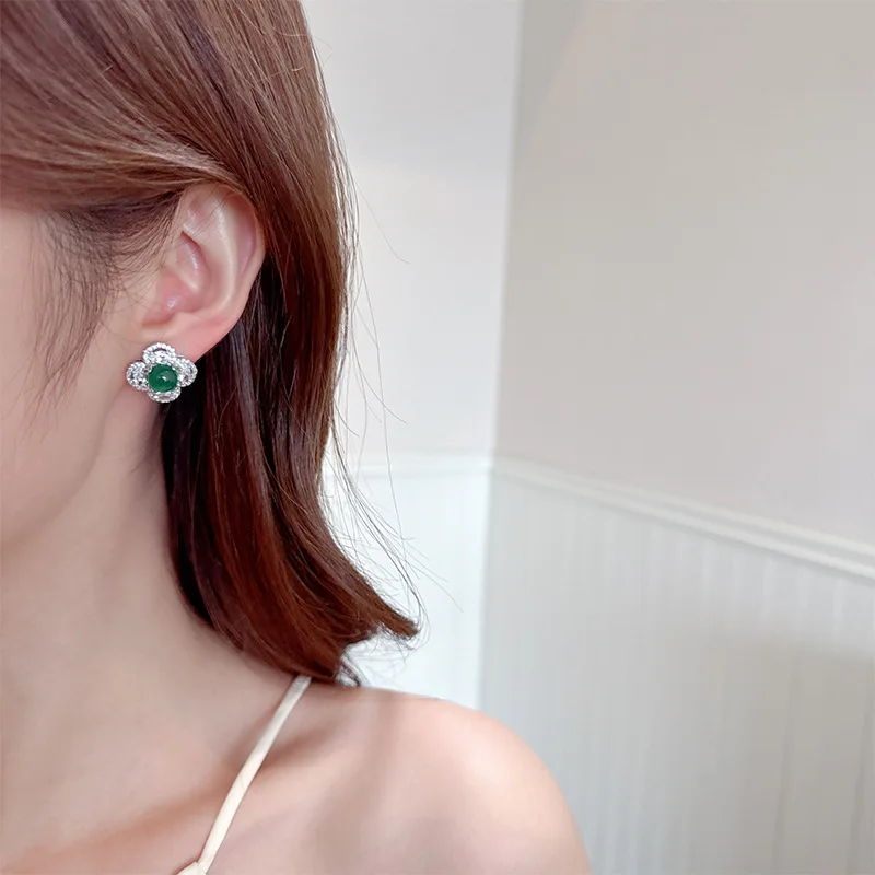 أقراط أذن فاخرة خفيفة مع إحساس بالتطور، وأقراط زهرية، وأقراط أنيقة ذات تصميم متخصص