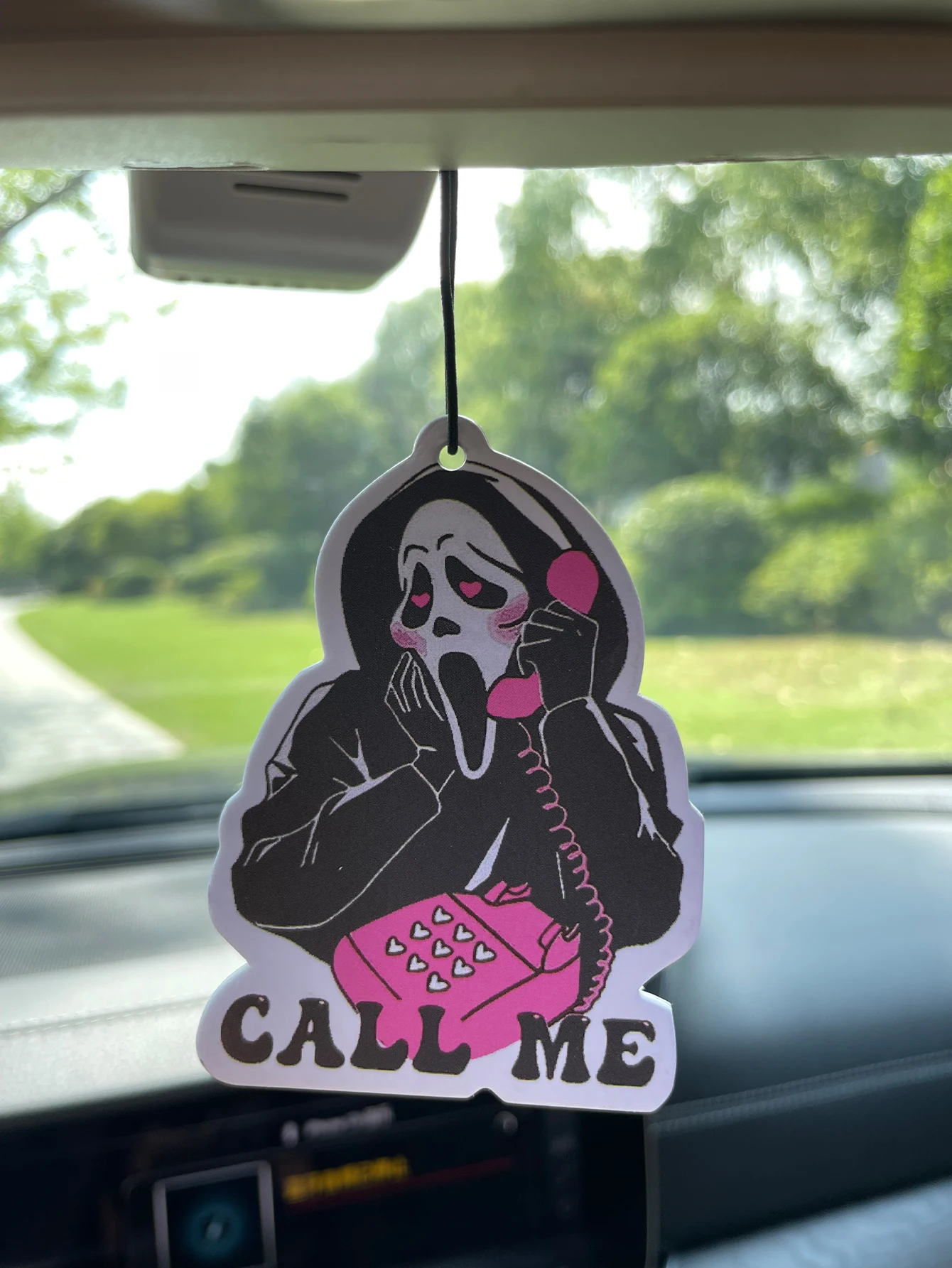 Call Me, Perfume para Auto Intercontinental con Fragancia Fresca de Cinco Estrellas, Neutral y No Tóxico, Ambientador |     Aceites Esenciales Naturales y Tabletas Aromáticas (Noroili/Pomelo/Cedro) |     Tipo colgante y de doble propósito con clip de ventilación |     Fragancia Duradera de 60 a 90 Días |     Desodoriza y Purifica el Aire |     Adecuado para su uso en automóviles, hogares, armarios y baños. |     Mismo aroma que el vendido en la tienda