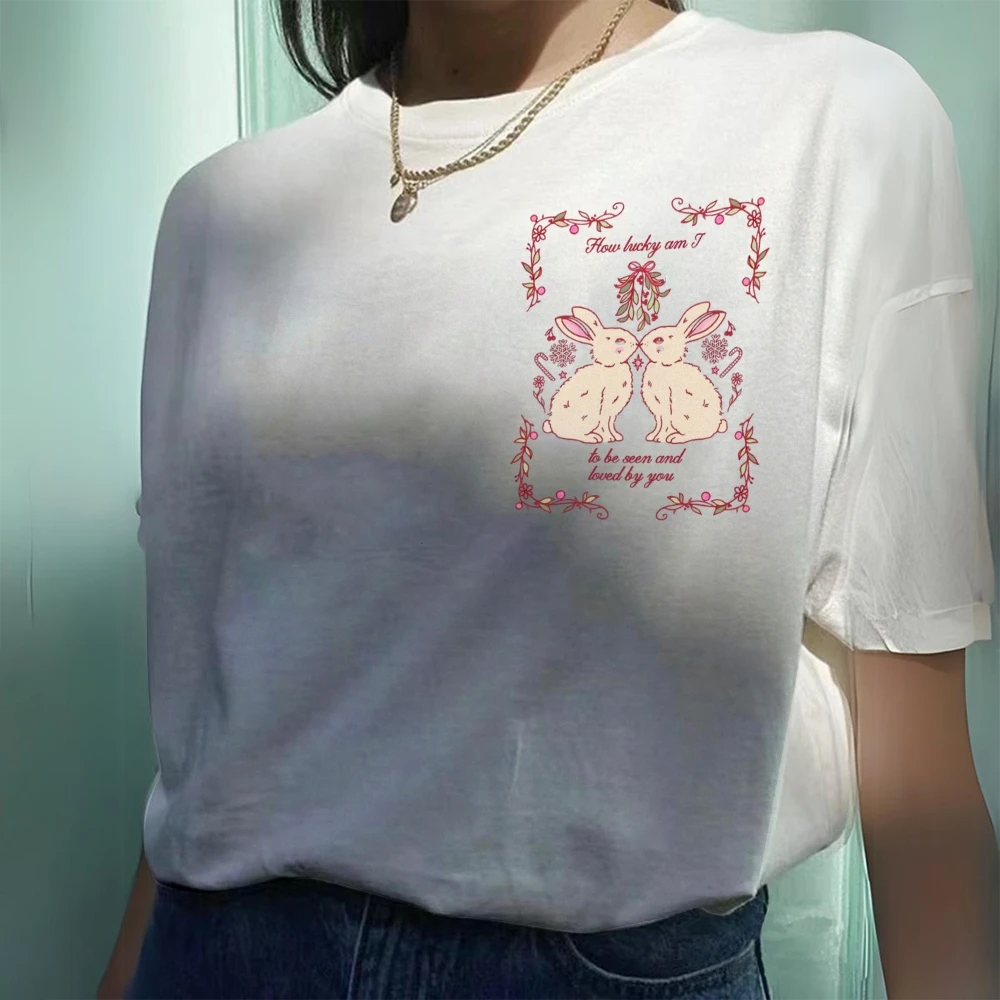 Twin Bunnies Back Tee เสื้อยืดผ้าฝ้ายพรีเมี่ยม พิมพ์ด้านหลังของกระต่ายสองตัวและข้อความโรแมนติก นุ่ม มีสไตล์ สําหรับแฟนแฟชั่นหนุ่มๆ