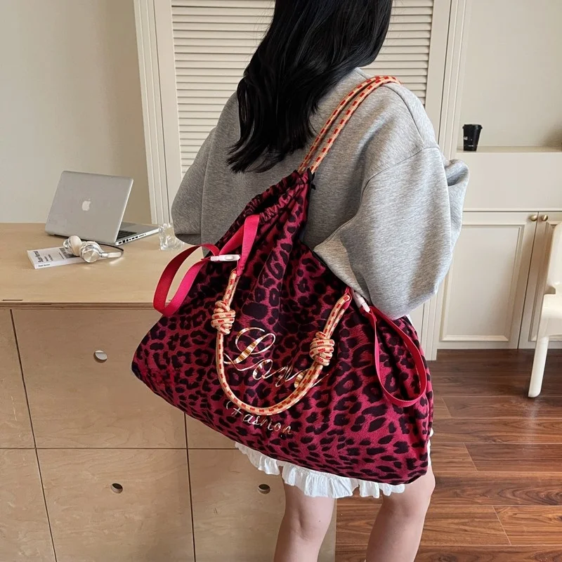 

Новая женская сумка-тоут с леопардовым принтом 2025 года, большая вместительная сумка на одно плечо, повседневная универсальная сумка для поездок на работу, студенческая сумка для занятий