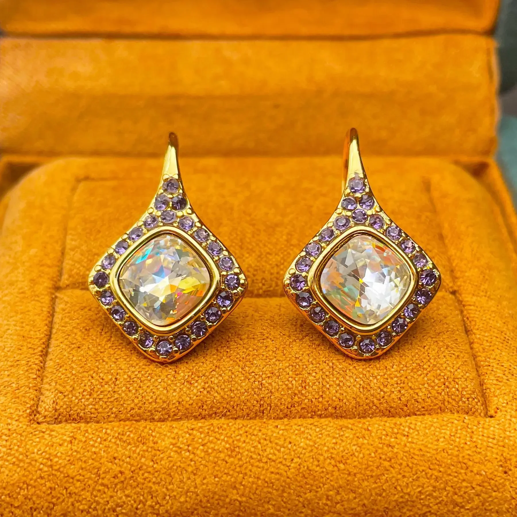 

Fashion light luxury temperament retro high sense medieval stud earrings women