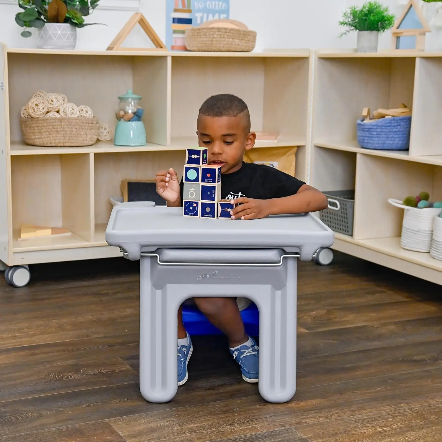 Kinderschreibtisch |   Wandelt Cube Chair an Desk um |   Platzsparender Schreibtischstuhl-Konverter für Kleinkinder |   Startseite