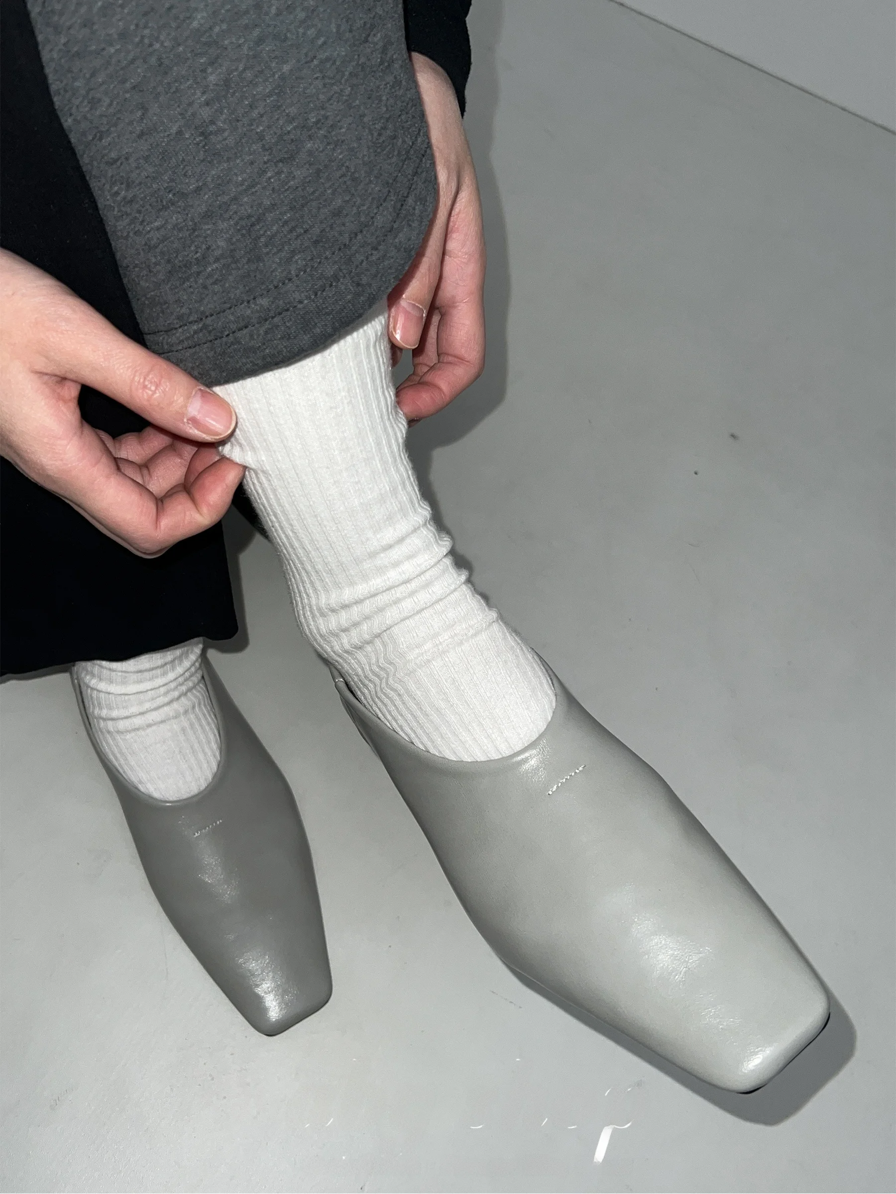 أحذية لوفر كورية الطراز بلون رمادي دخاني ذات قاعدة مسطحة للربيع المبكر، أحذية جلدية صغيرة بمقدمة مربعة للتنقل اليومي، أحذية م...