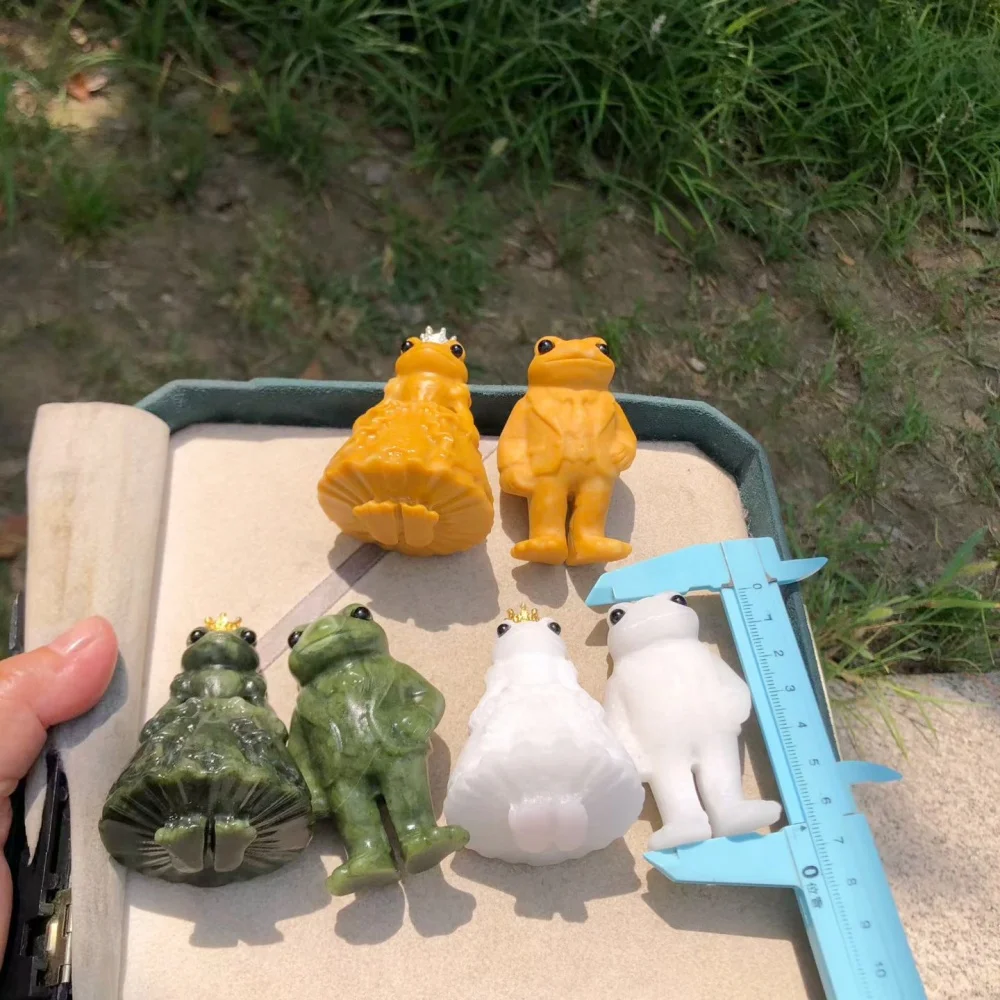 6.5cm Natural Quartz Frog Prince Princess Figurine Wedding Dress Suit With Metal Crown Desktop Ornament Couple Decoration Gift