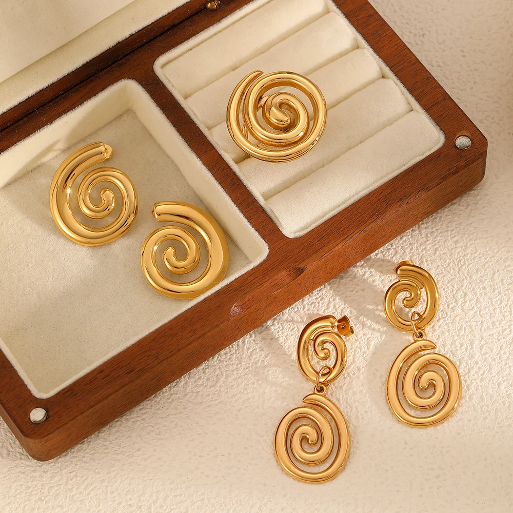 Modische Ohrstecker aus Edelstahl mit Muschel- und geometrischem Design für Damen, verhindern Allergien, ideal als Alltagsschmuck und Accessoire. – Detail 3