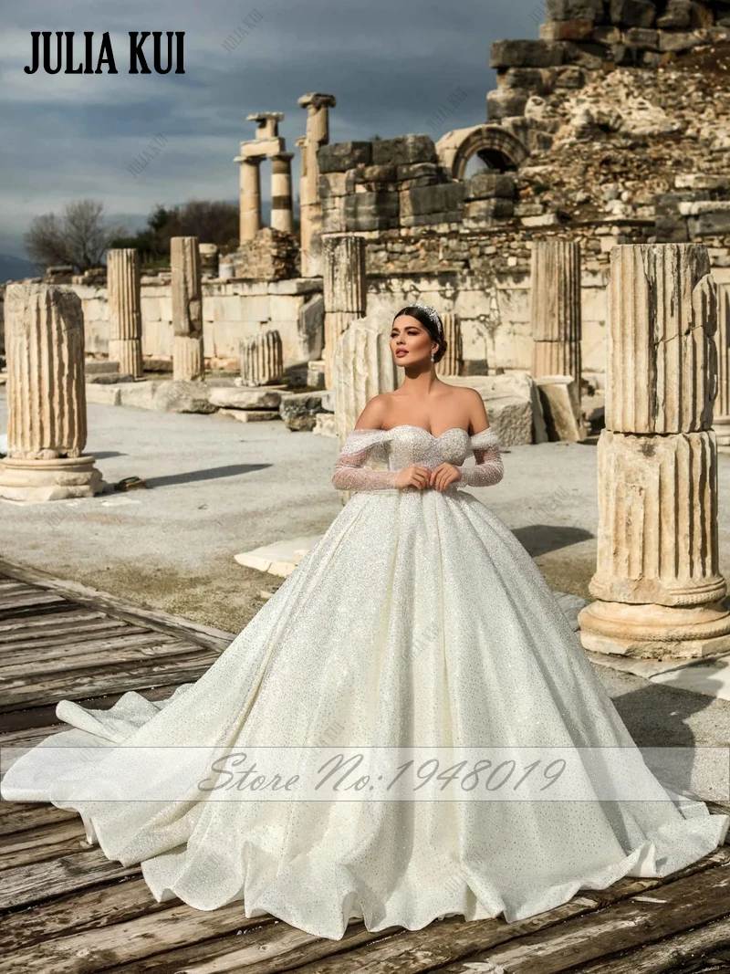 Suknie ślubne balowe szyte na miarę, urocze, z koronką, zdobione koralikami, cekinami i perłami, błyszczące, z odkrytymi ramionami, dekolt w serduszko.