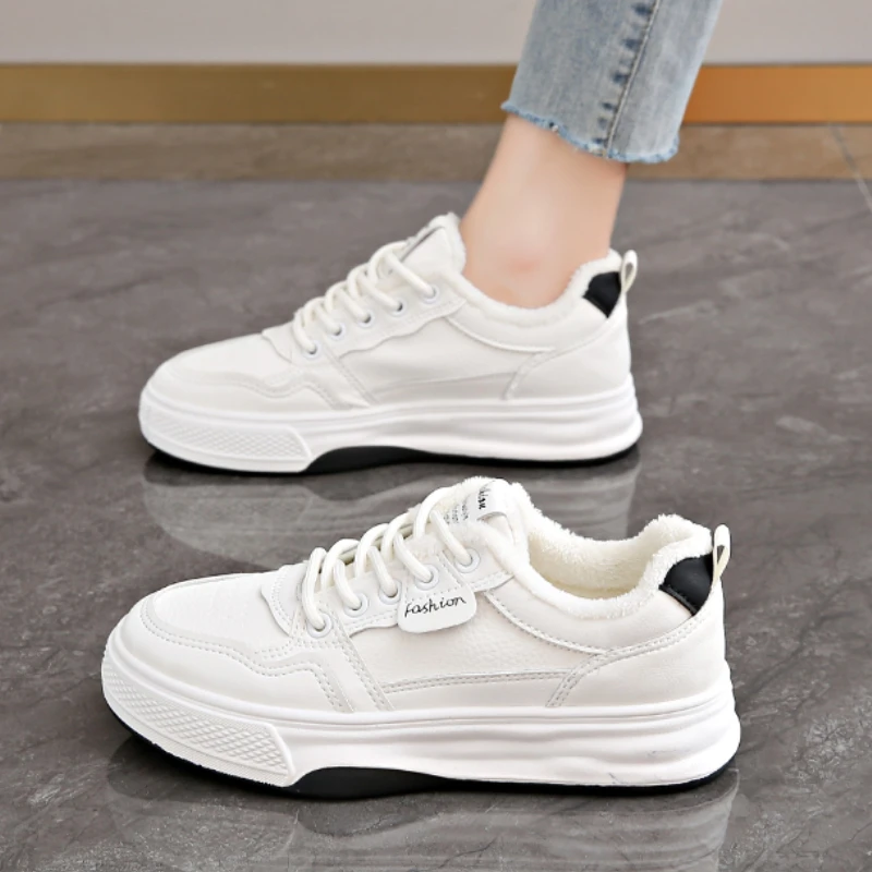 Sapatos esportivos de sola grossa para mulheres sapatos de algodão de veludo branco 2025 novo design elegante adequado para atividades ao ar livre sapatos de trabalho