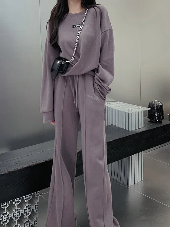 

Комплект повседневной спортивной одежды в американском стиле 2025: женский свободный свитшот с круглым вырезом и широкие брюки, комплект из двух предметов, осенняя мода