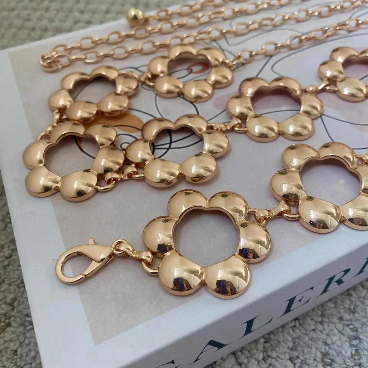 HERSHINE Moda feminina ouro a céu aberto flor corrente de cintura de metal, estilo boêmio, acessório de roupas elegantes, primavera, verão