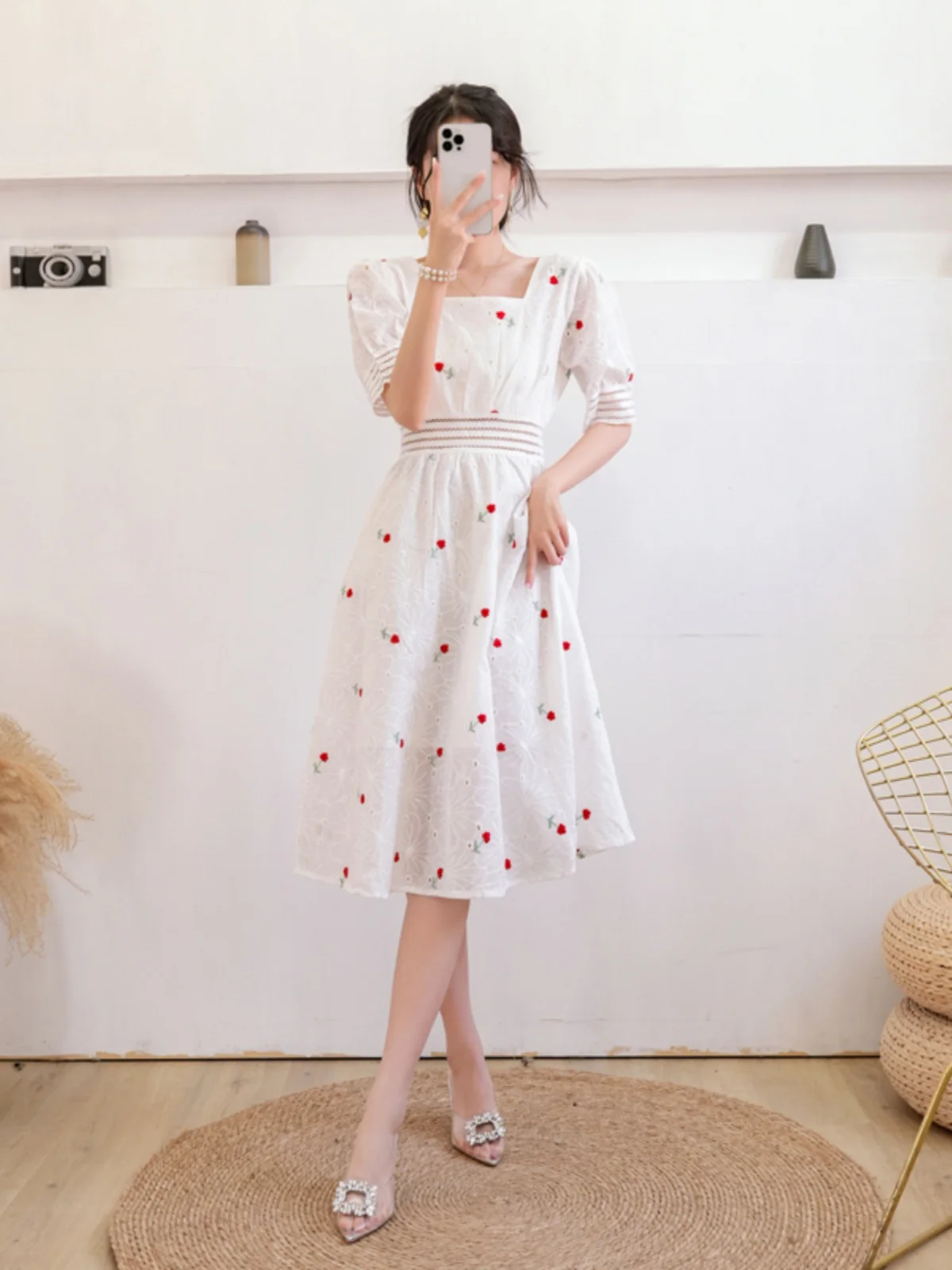 Sukienka damska letnia midi z haftem, ażurowa, kwadratowa, z efektem bąbelkowym, z podkreśloną talią.