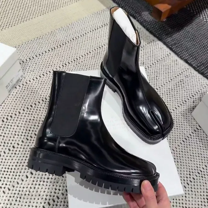 

Мужские черные лакированные кожаные ботинки таби Челси для женщин, модные стильные ботильоны с раздельным носком и эластичной боковой панелью на массивной подошве