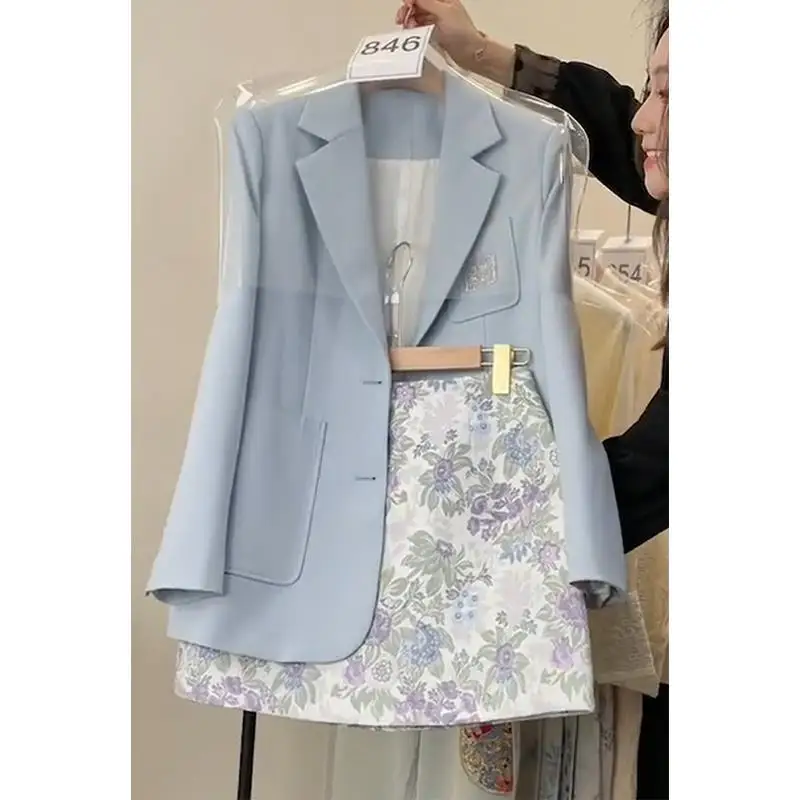 Fotografia 4: Conjunto de duas peças feminino de alta costura, estilo francês, com fragrância subtil, para primavera 2026, com shorts e blazer profissional.