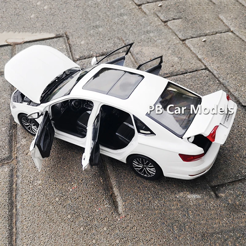 Original brand new Sagitar car model 2019 1:18 simulated alloy car model