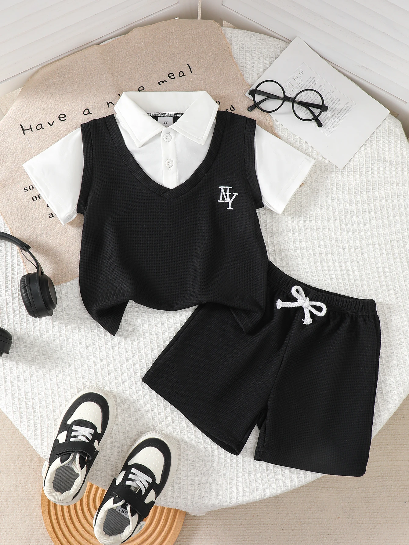 conjunto-de-verao-fashion-para-meninos-de-4-7-anos-2-pecas-camisa-polo-falsa-de-duas-pecas-calcoes-pretos-com-letras-para-roupas-casuais-infantis
