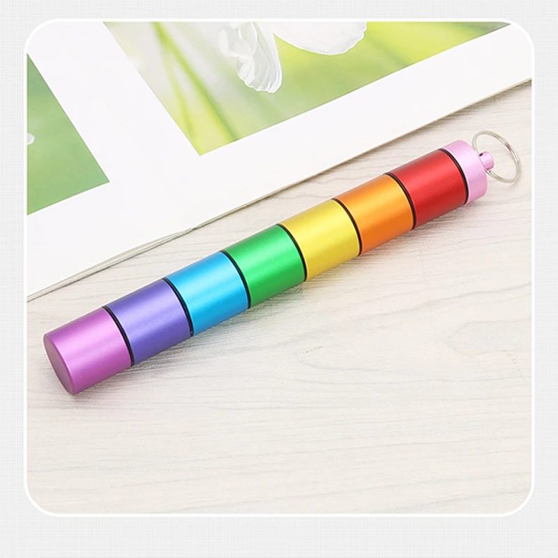 منظم حبوب أسبوعي معدني مقاوم للماء مع تصميم حجرة لمدة 7 أيام، مجموعة إسعافات أولية محمولة للسفر في الهواء الطلق مع حلقة مفاتيح