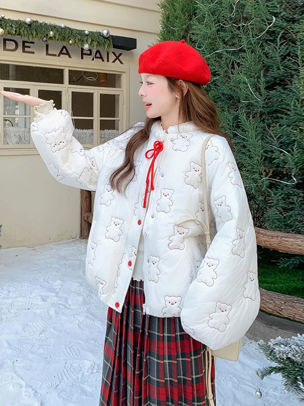 معطف شتوي نسائي أنيق بياقة عالية مزين بتطريز دب لطيف، سترة دافئة منفوشة بيضاء محشوة بالريش
