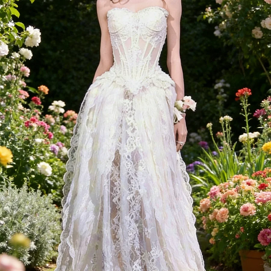 Eleganckie koronkowe suknie ślubne bez rękawów z dekoltem w serduszko, falbanami i krojem A-line, szyte na miarę.