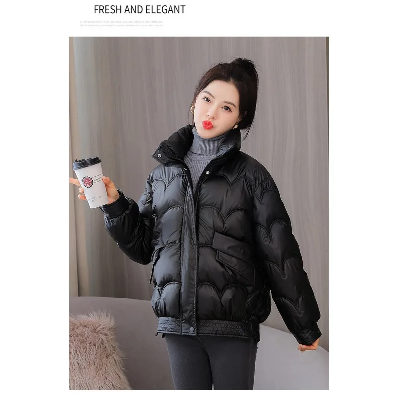 เสื้อแจ็คเก็ตผ้าฝ้ายเนื้อเงาแบบใช้แล้วทิ้งสำหรับผู้หญิง รุ่นสั้น ฤดูหนาว 2025 รุ่นใหม่สไตล์เกาหลี เสื้อโค้ทผ้าฝ้ายหลวม บุนวมเล็กๆ แฟชั่น สวมใส่สบาย