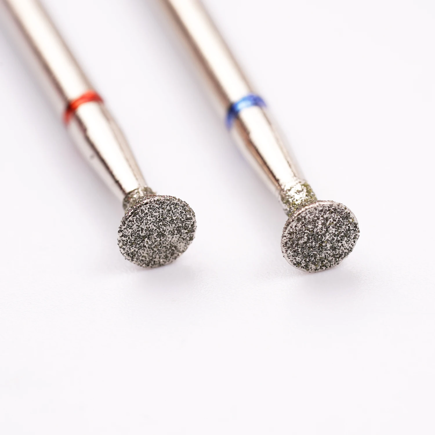 2 szt. Frez diamentowy do skórek 3/32 cala, bezpieczny frez z węglika spiekanego do czyszczenia pod paznokciem, do usuwania martwego naskórka i przygotowania paznokci (F & M)