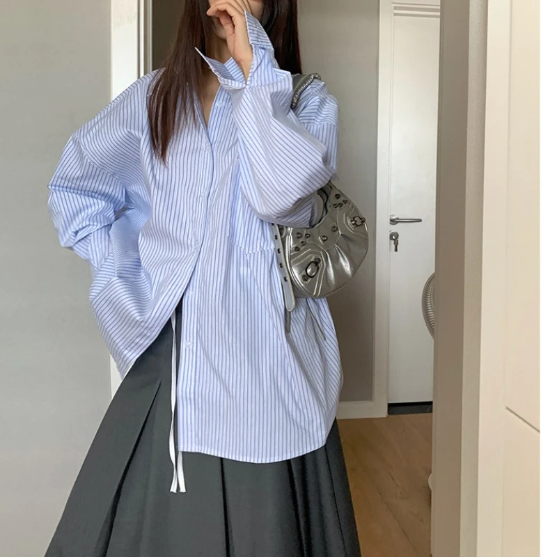 بسيطة، كاجوال، خطوط زرقاء، مزاج راقي، قميص بأكمام طويلة، بلوزة فضفاضة متوسطة الطول بصدر واحد