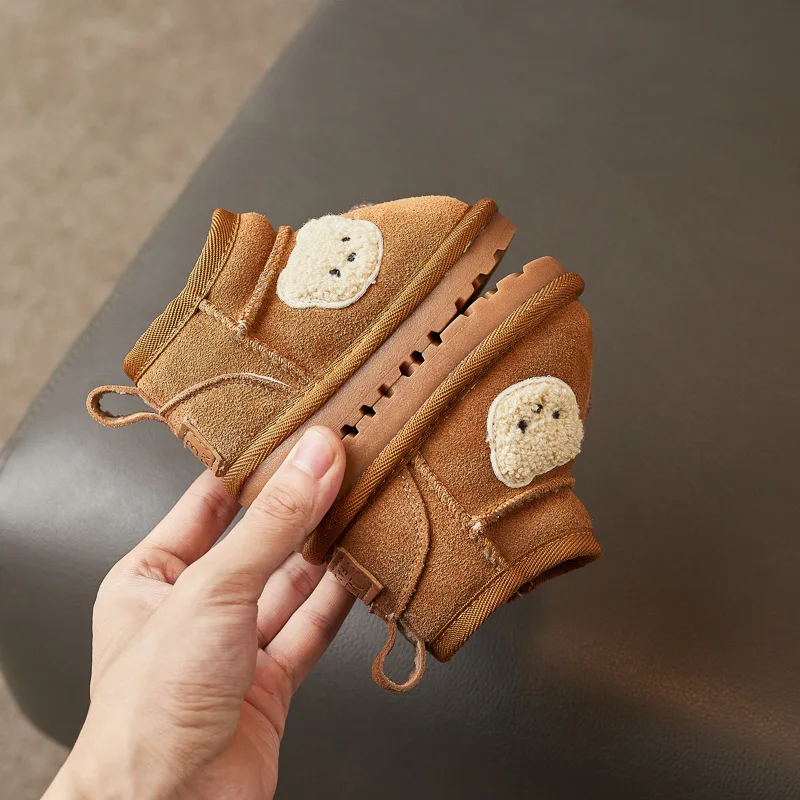 Baby-Schneestiefel Niedlicher Bär Kinder-Kurzstiefel Wildleder Warm Weiche Sohle 2026 Winter Neue Kleinkind-Kurzstiefel Runde Zehen – Detail 3