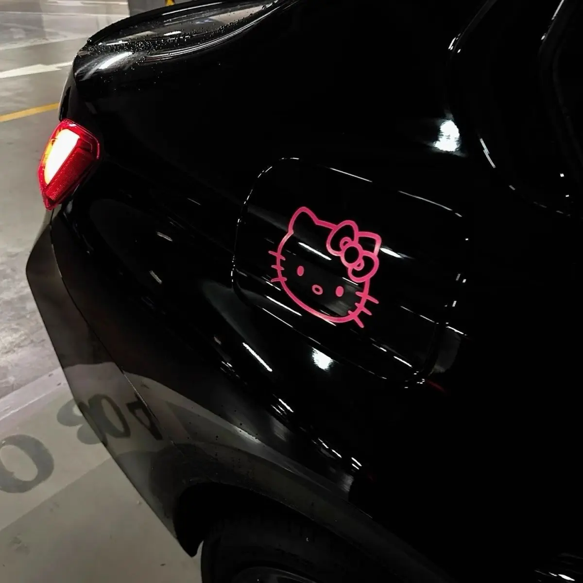 

Мультяшная милая наклейка Hello Kitty на автомобиль, самоклеящаяся, для украшения автомобиля, в стиле Ins, с дизайном ветряной мельницы, для крышки топливного бака, зеркала заднего вида, декор своими руками