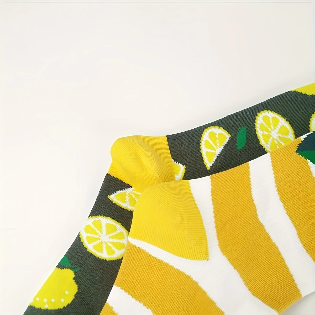زوج واحد من الجوارب الصيفية ذات الطابع الليموني للنساء - جوارب قطنية مريحة لمنتصف الساق بتصميم مخطط ومطبوع