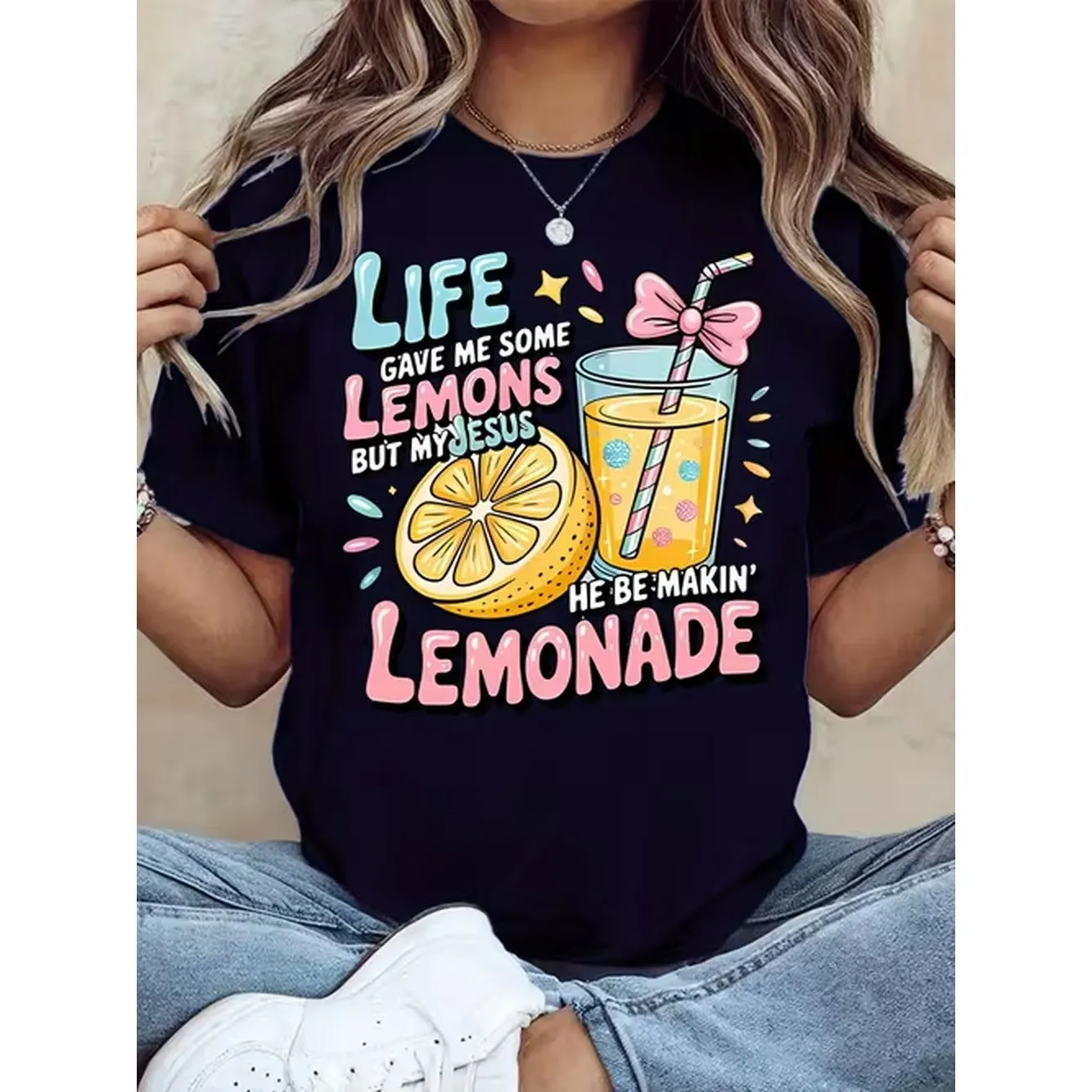 Camiseta divertida de fe cristiana para mujer con diseño de versículo bíblico 'La vida me dio limones, pero me dio limonada', estampado de limones y limonada, transpirable, manga corta, cuello redondo, informal, amarilla, ropa cristiana inspiradora.