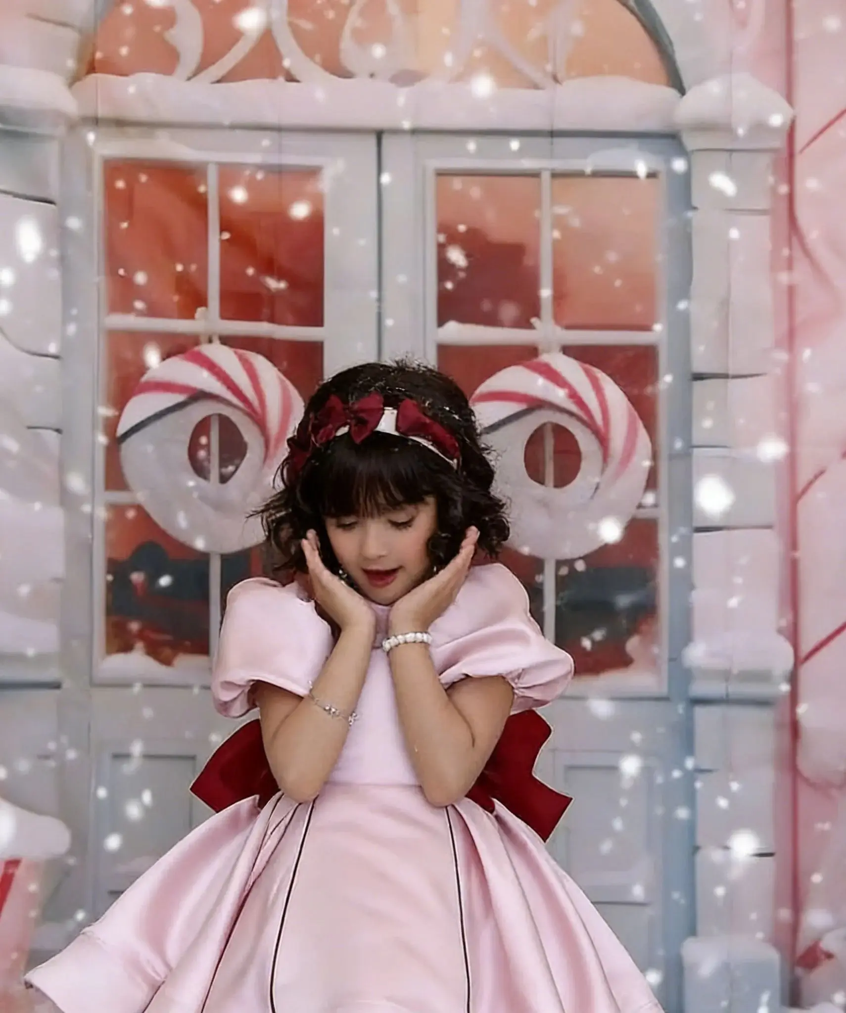 فساتين فتاة الزهور الساتان المخصصة لحفلات الزفاف برقبة عالية مع أقواس حمراء بطول الركبة لعيد ميلاد الفتاة فساتين التواصل الأول