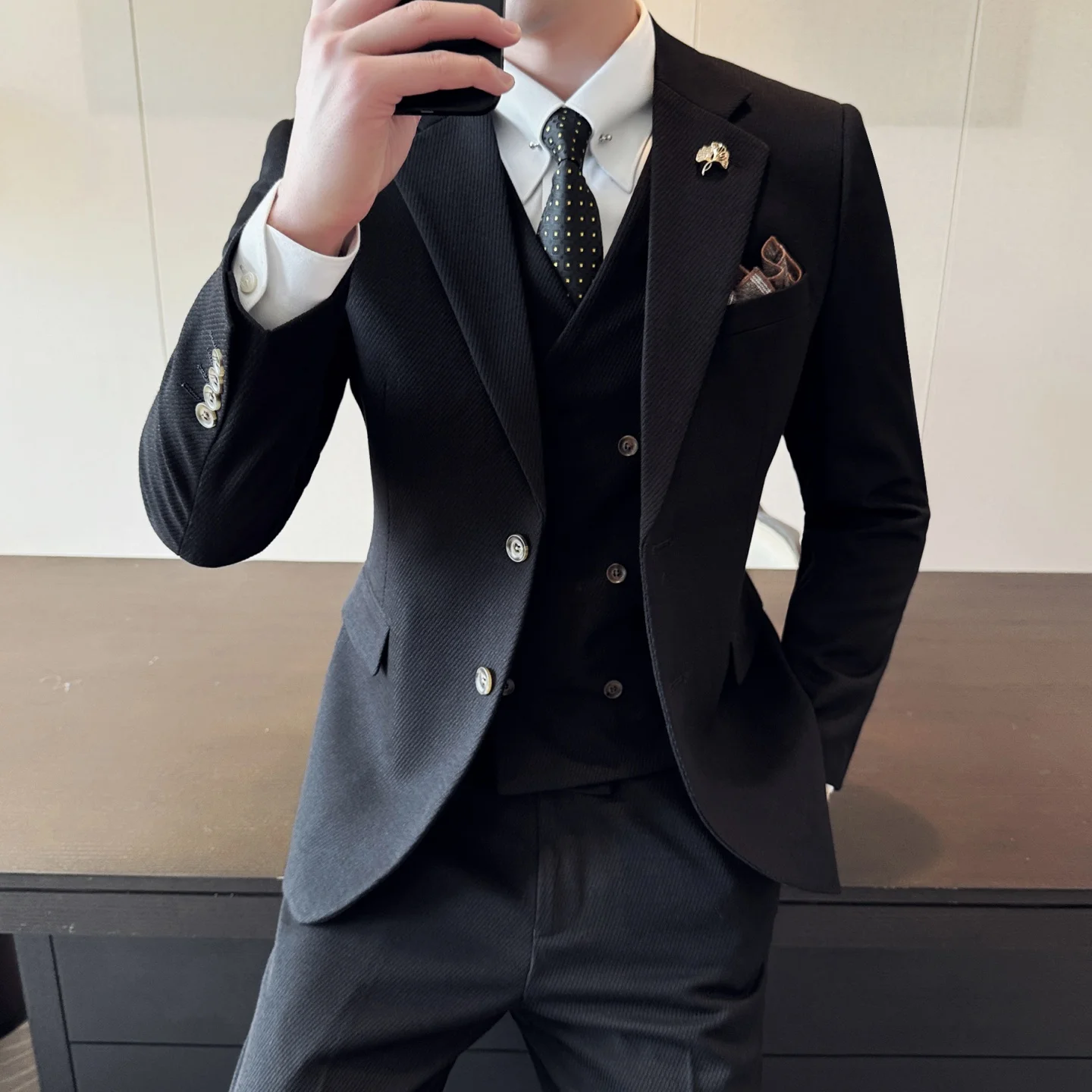 

A high-quality, fashionable, business and casual formal suit for men, a sophisticated wedding dress for the groom