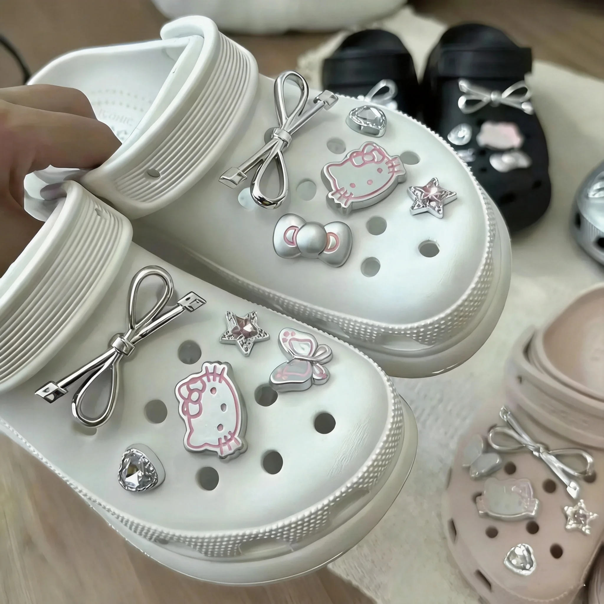 Set de Dijes para Zapatos Hello Kitty Plateados, Accesorios para Sandalias, Zuecos y Pantuflas para Niñas y Mujeres