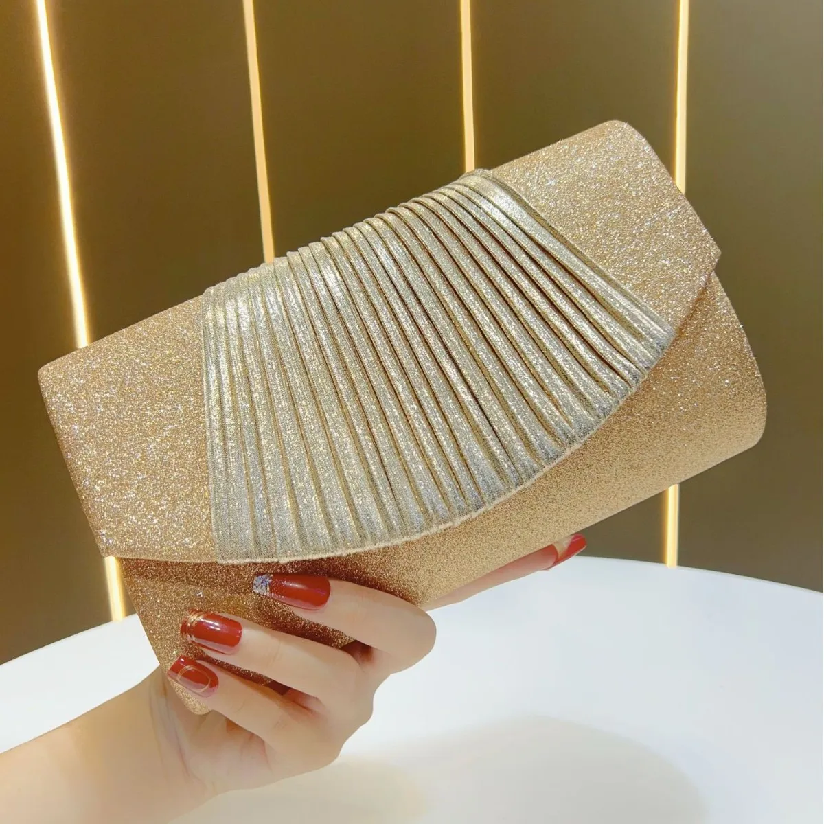 

New light luxury elegant clutch niche design pleated single shoulder messenger chain bag