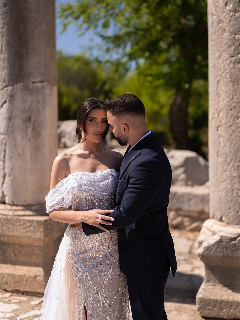 طوكيو مخصص الأبيض قبالة الكتف فساتين الزفاف بلا أكمام قطار المحكمة حورية البحر أثواب الزفاف الجانب عالية سبليت فساتين الزفاف