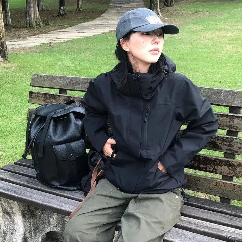 Outdoor Jacket Women's 2026 New Super Good-looking Hiking Windproof Waterproof Jacket
