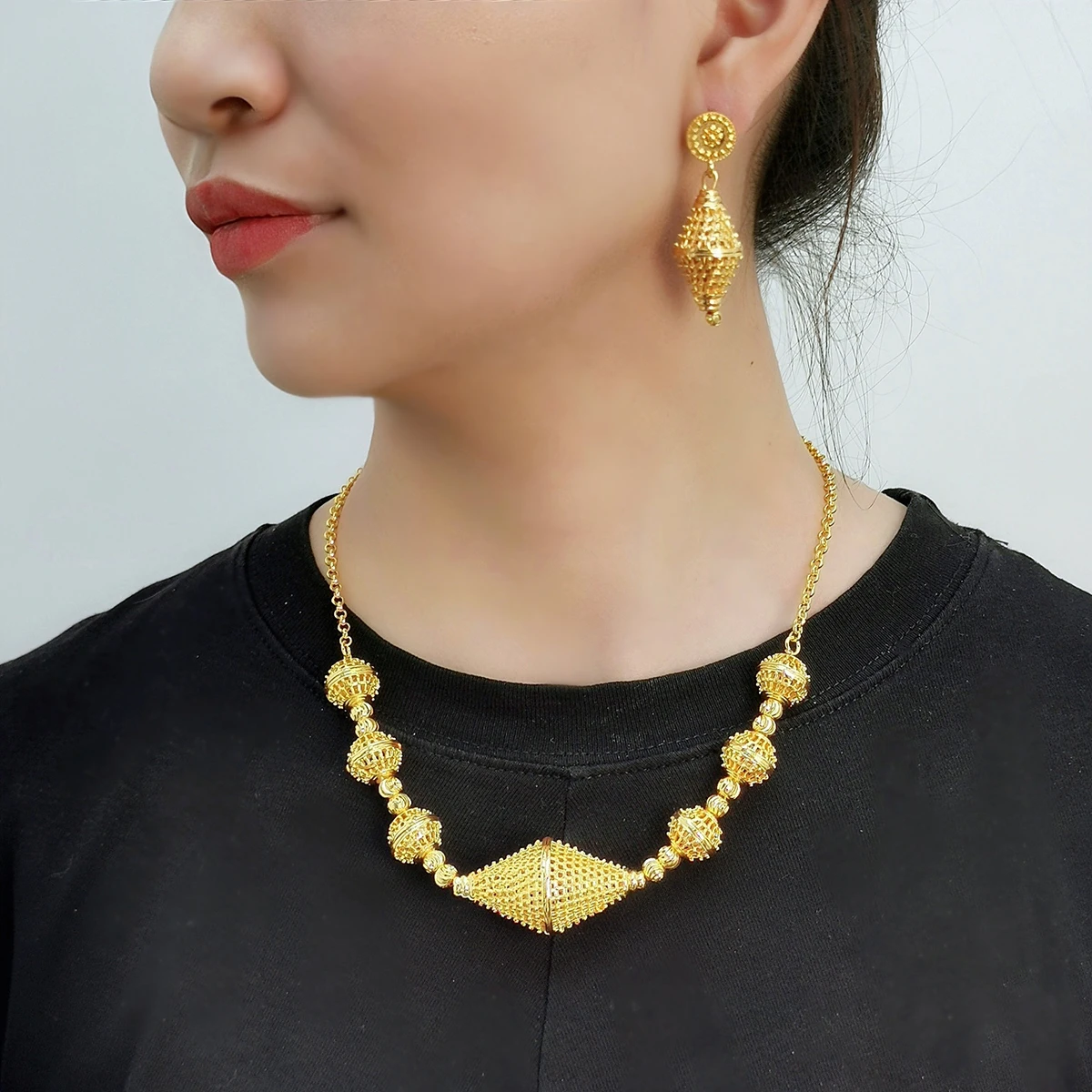 مصر النبيلة نمط الأزياء والمجوهرات مجموعات حزب اكسسوارات الزفاف الذهب اللون الجوف خارج كرات معدنية قلادة طقم من الحلقان