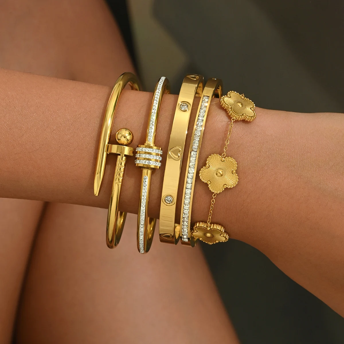 UILZ Europe And The United States Hot Stainless Steel Four-leaf Clover Lucky Bracelet Fashion Women's Nail Bracelet Gold Bangles