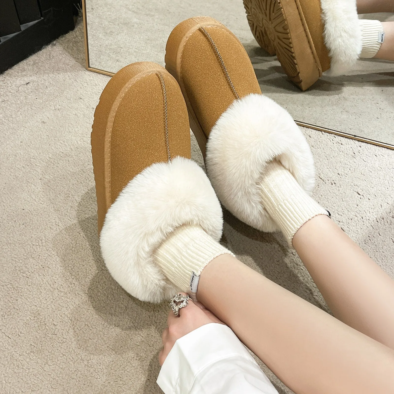 Fur one-piece thick-soled snow boots women\'s shoes autumn and winter warmth plus velvet snow shoes wool shoes half slippers