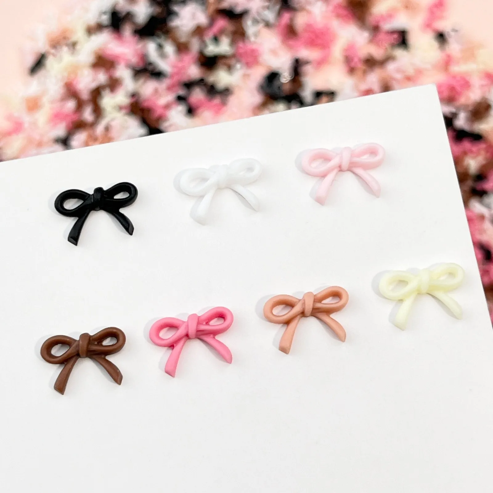 100 peças acessórios de arte de unha em forma de arco estéreo multicolorido, fáceis de criar estilos de arte de unha doce, pequenas decorações fofas para técnicos e entusiastas de unhas para arte de unhas diy, cores misturadas aleatórias