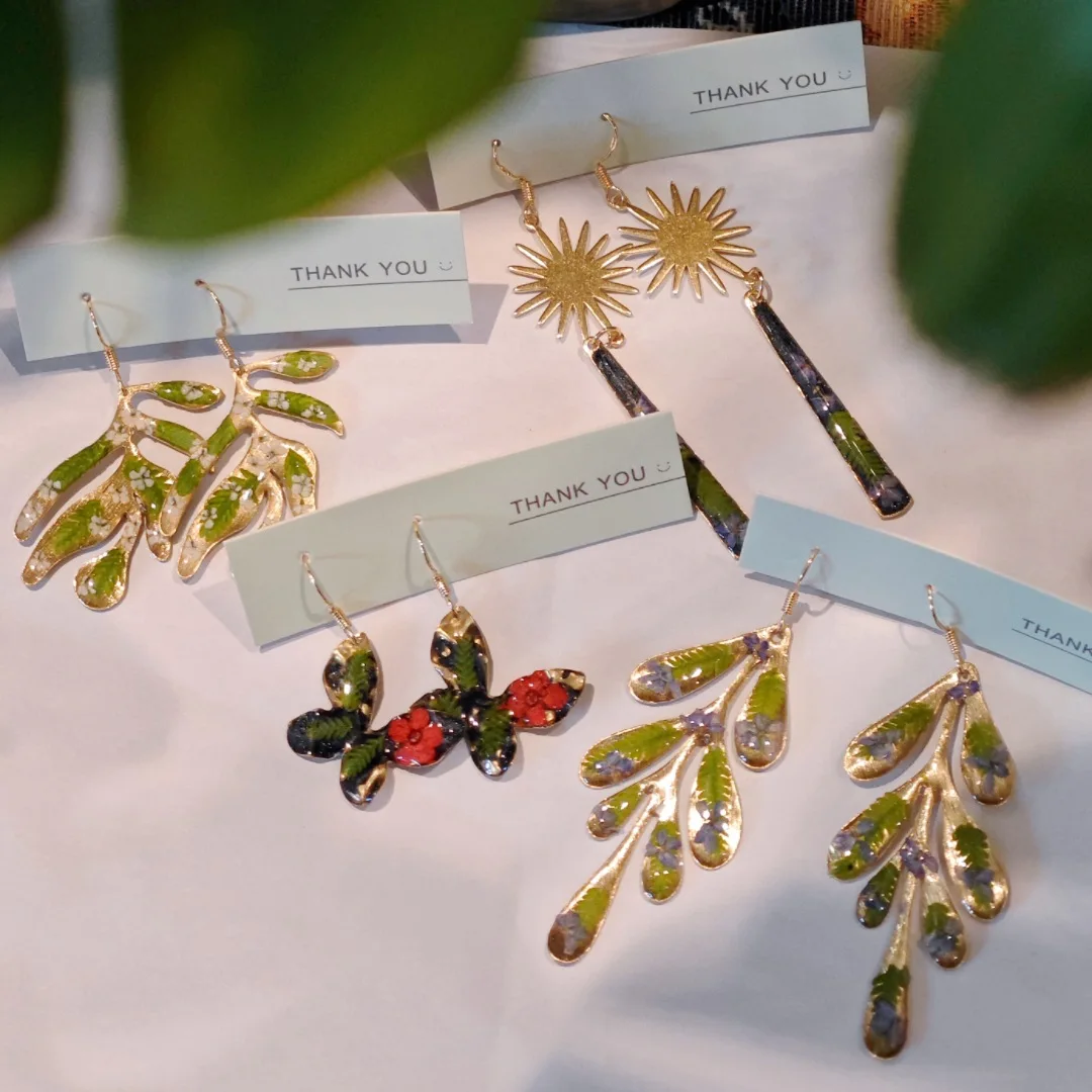 3339 Wholesale Handmade Dried Real Flower Plant Specimen Earrings Vintage Brass Pastoral Design Earrings Christmas Birthday Gift