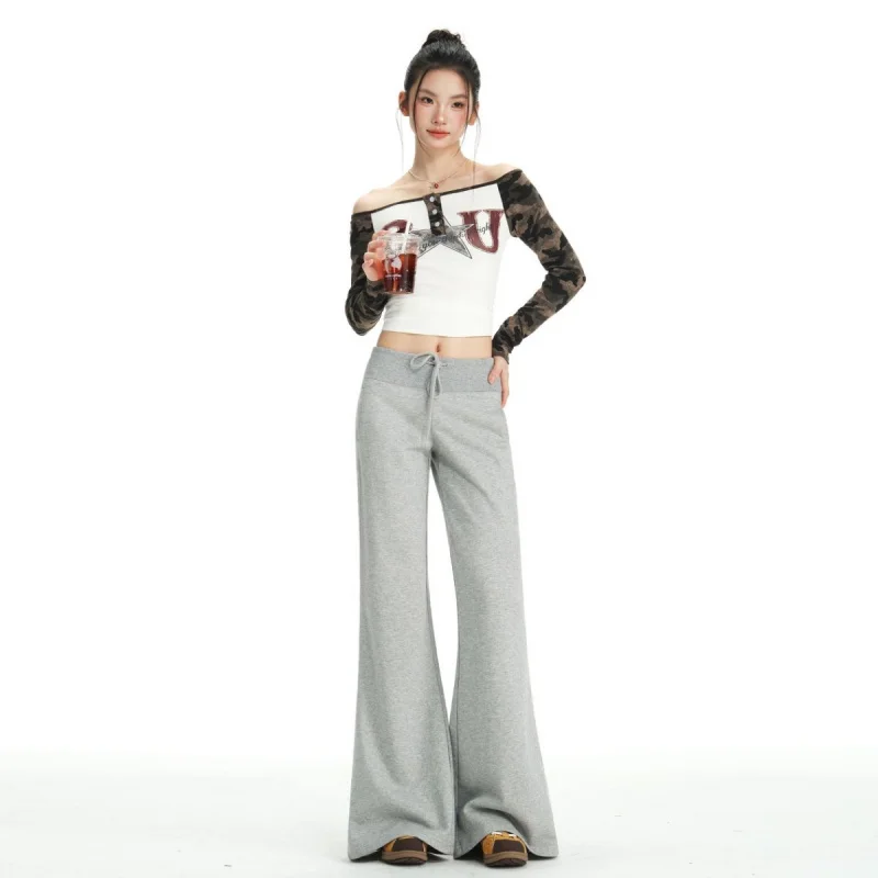 

Женские спортивные брюки в американском стиле с эластичным поясом на шнурке, низкой посадкой и расклешенными штанинами.