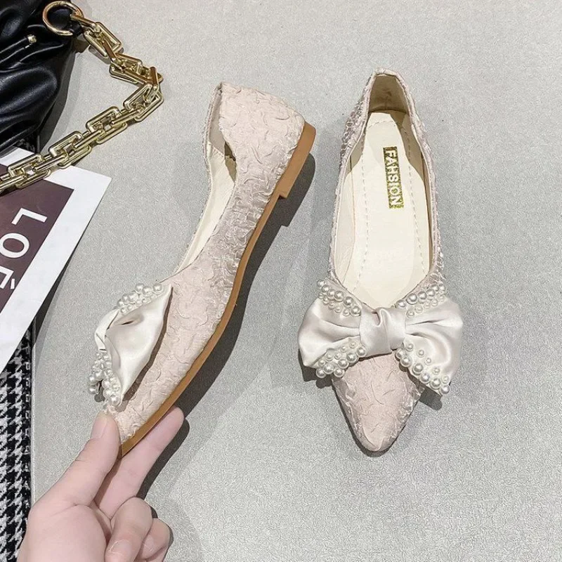 

Женские туфли с острым носком во французском стиле, элегантные корейские туфли на низком каблуке с жемчугом 39, Beau Today, нескользящие модные женские туфли на плоской подошве оптом